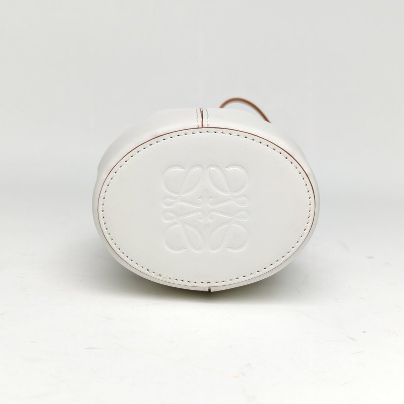 LOEWE 白色牛皮金扣Nano氣球包抽繩水桶超mini肩背包-4