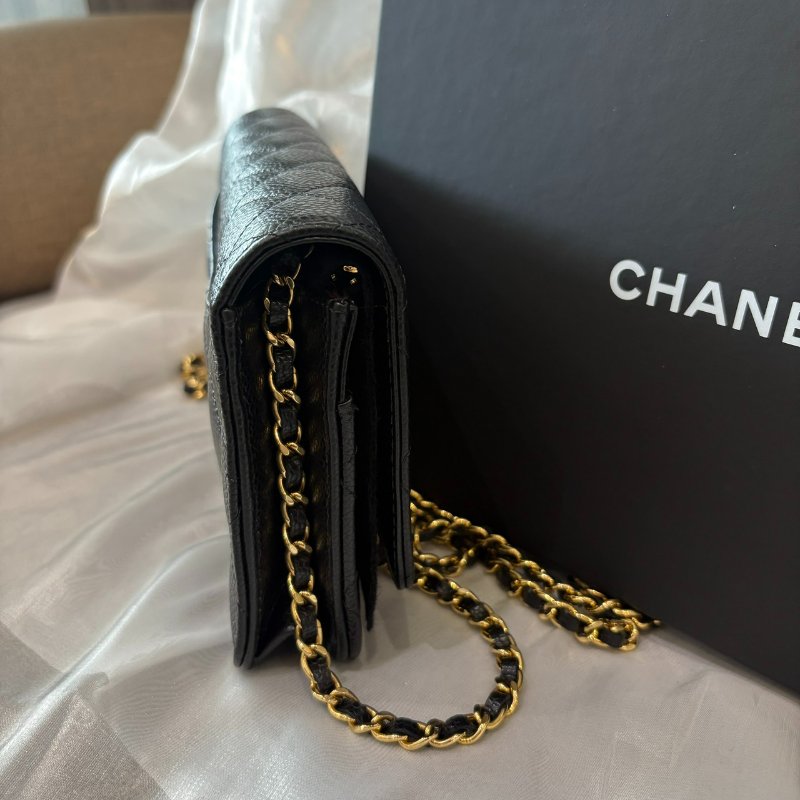 CHANEL 黑金書包釦WOC鏈包(芯片款)-2