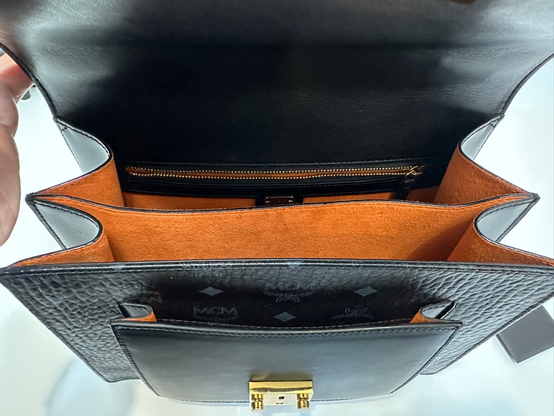 MCM 黑牛皮滿版logo雙層手提斜背包-7