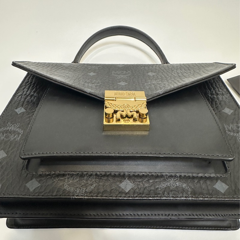MCM 黑牛皮滿版logo雙層手提斜背包-11