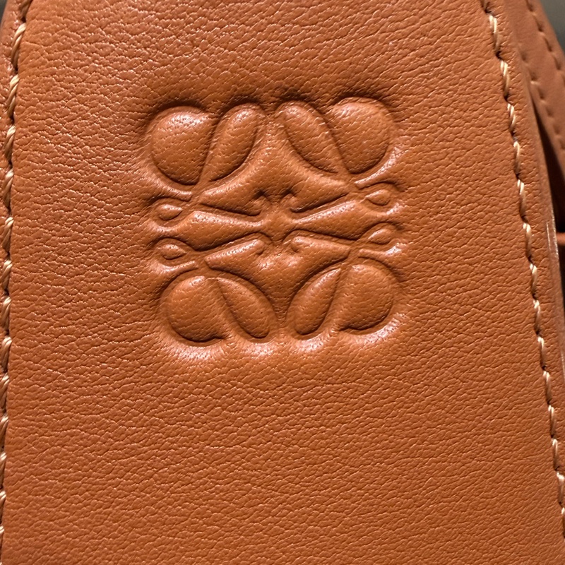 LOEWE mini Hammock Hobo 肩背斜背經典小牛皮包 焦糖色-3