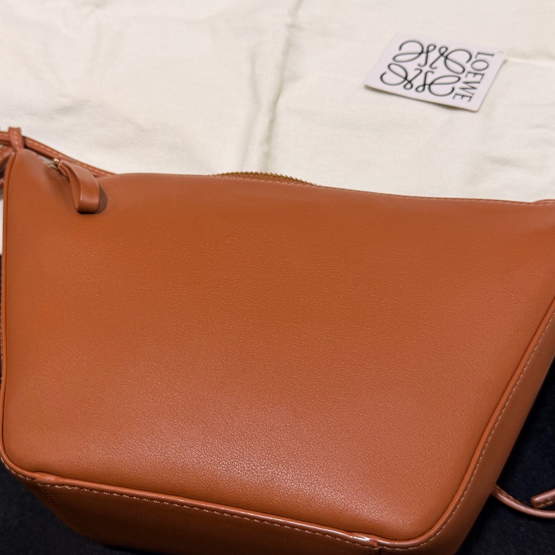 LOEWE mini Hammock Hobo 肩背斜背經典小牛皮包 焦糖色-9