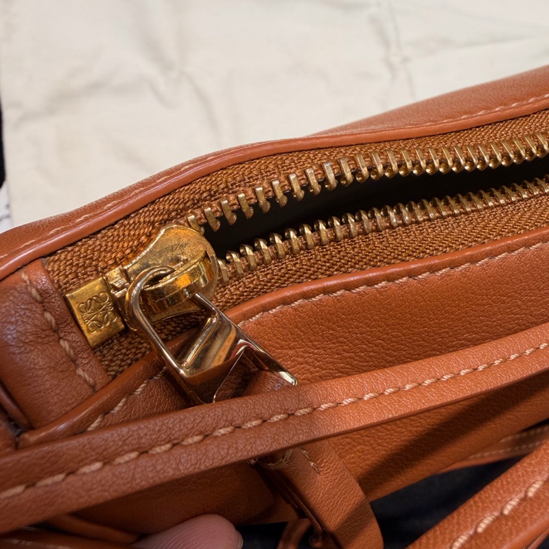 LOEWE mini Hammock Hobo 肩背斜背經典小牛皮包 焦糖色-26