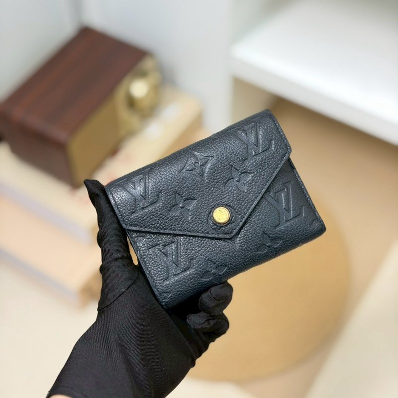 🏷LV 路易威登．Victorine 豆豆三折短夾 黑壓紋 M64060 芯片款-0