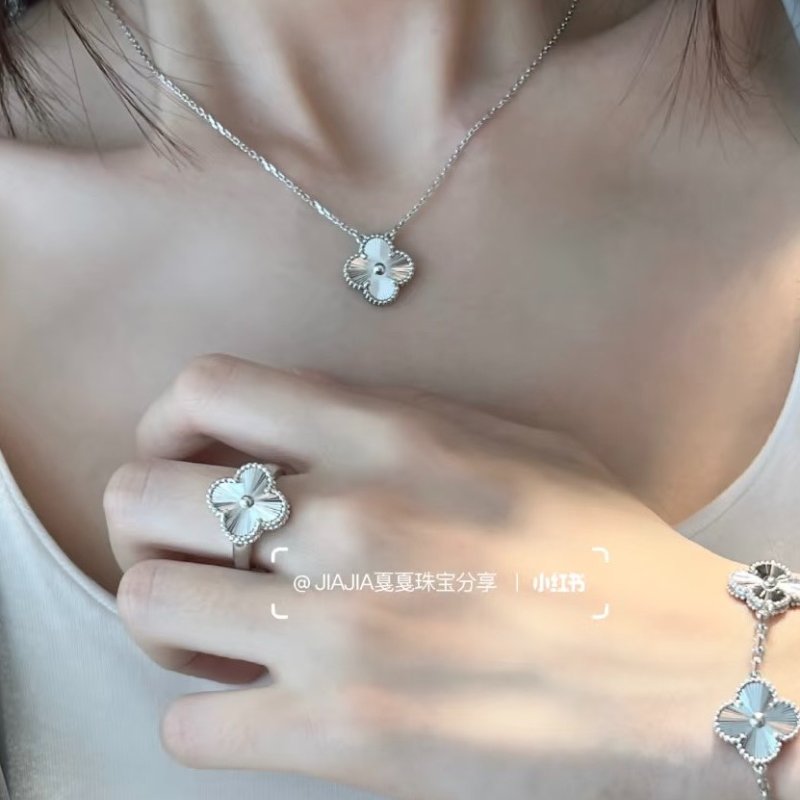 VCA正品 白金雷射四葉草項鍊 Vintage中號-1