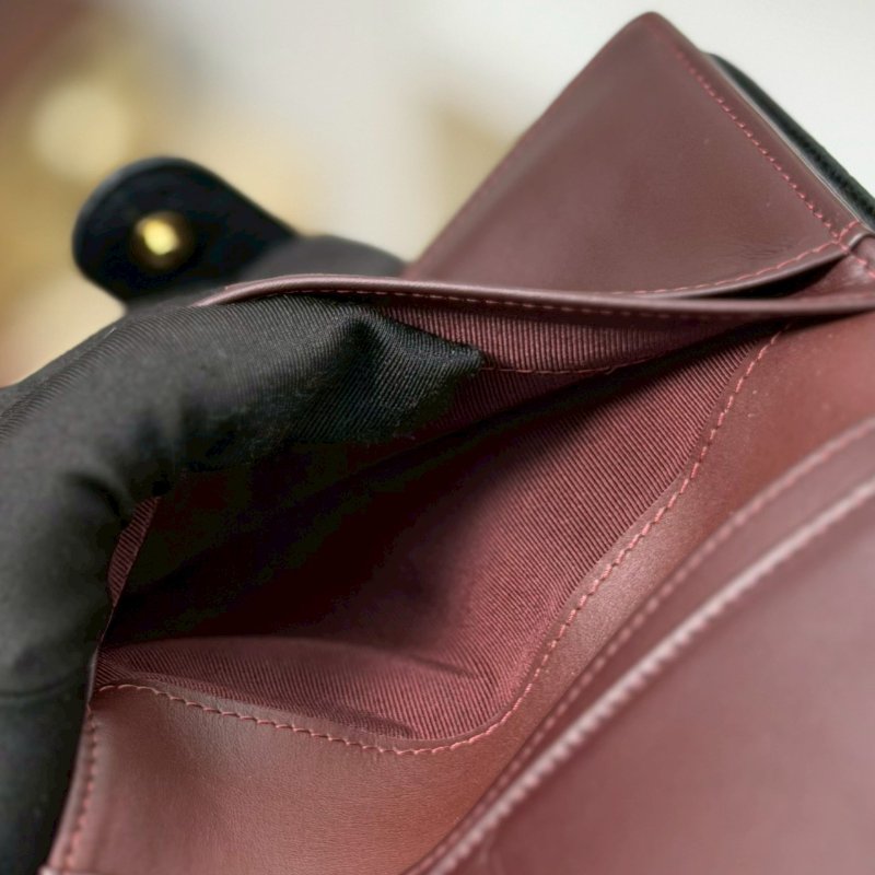 🏷Chanel 香奈兒．Coco 對開中夾-21