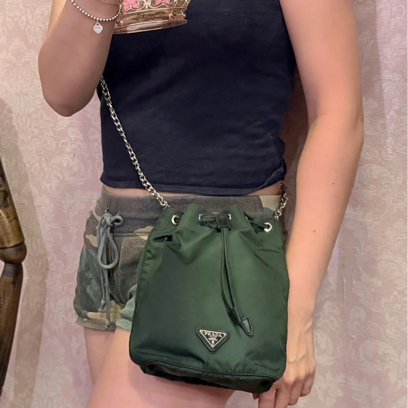 普拉達 Prada 尼龍抽繩水桶包 re nylon 降落傘布 斜背包 綠色-1