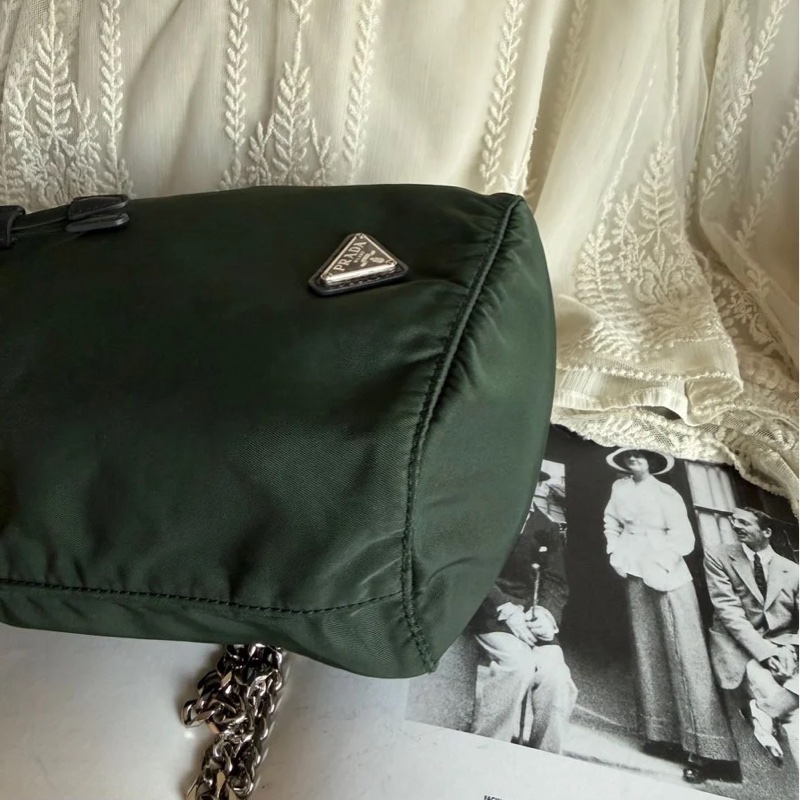 普拉達 Prada 尼龍抽繩水桶包 re nylon 降落傘布 斜背包 綠色-4