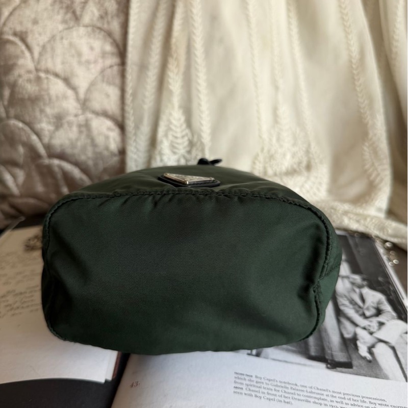 普拉達 Prada 尼龍抽繩水桶包 re nylon 降落傘布 斜背包 綠色-5