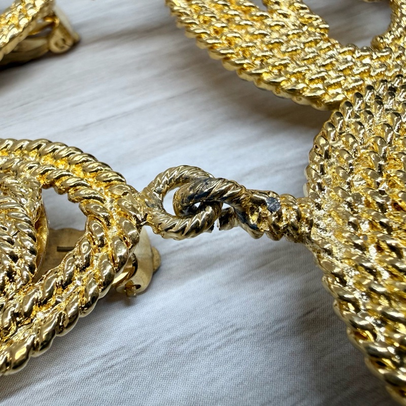 CHANEL金色vintage圓形簍空雙C耳夾 復古-11