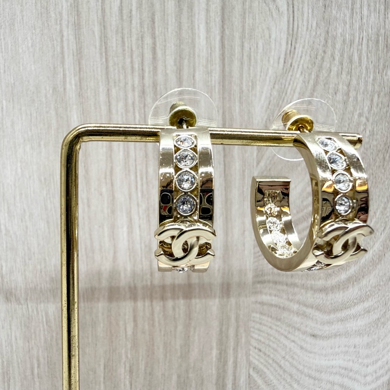 Chanel淡金半圓13顆水鑽雙C耳環-3
