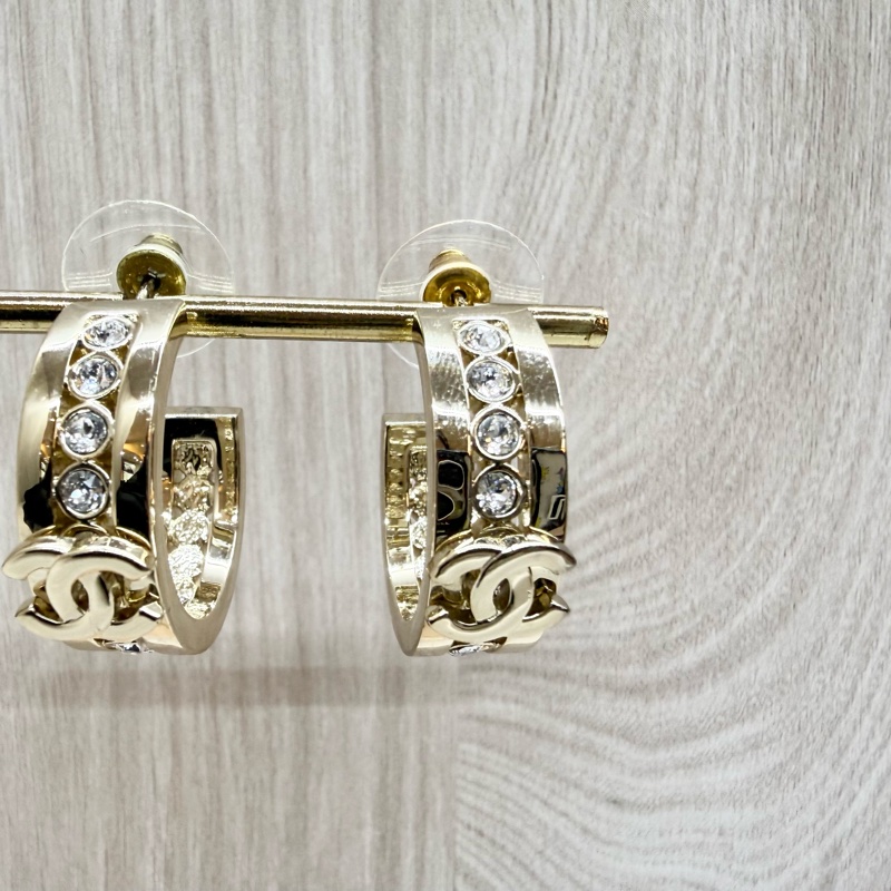 Chanel淡金半圓13顆水鑽雙C耳環-4