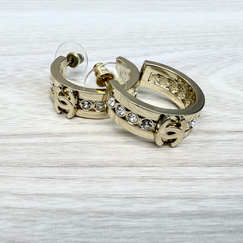 Chanel淡金半圓13顆水鑽雙C耳環-5