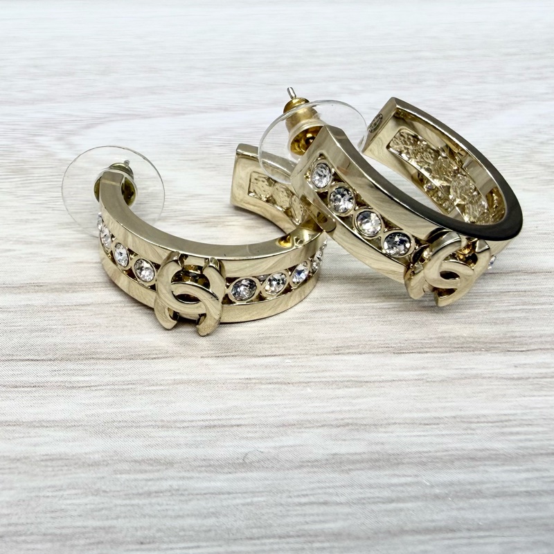 Chanel淡金半圓13顆水鑽雙C耳環-7