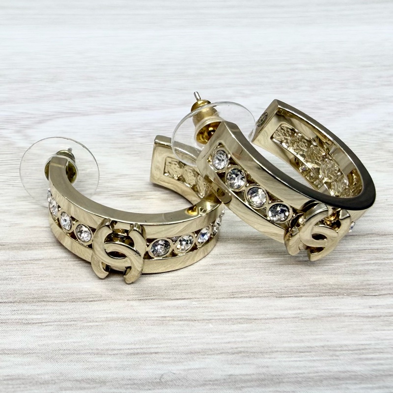 Chanel淡金半圓13顆水鑽雙C耳環-10