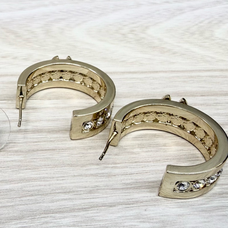 Chanel淡金半圓13顆水鑽雙C耳環-12