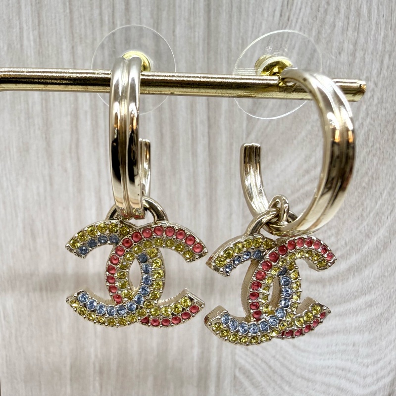 CHANEL淡金拚彩鑽雙C半圓垂墜耳環AB9875-1