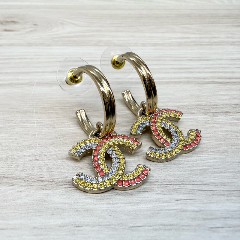 CHANEL淡金拚彩鑽雙C半圓垂墜耳環AB9875-3