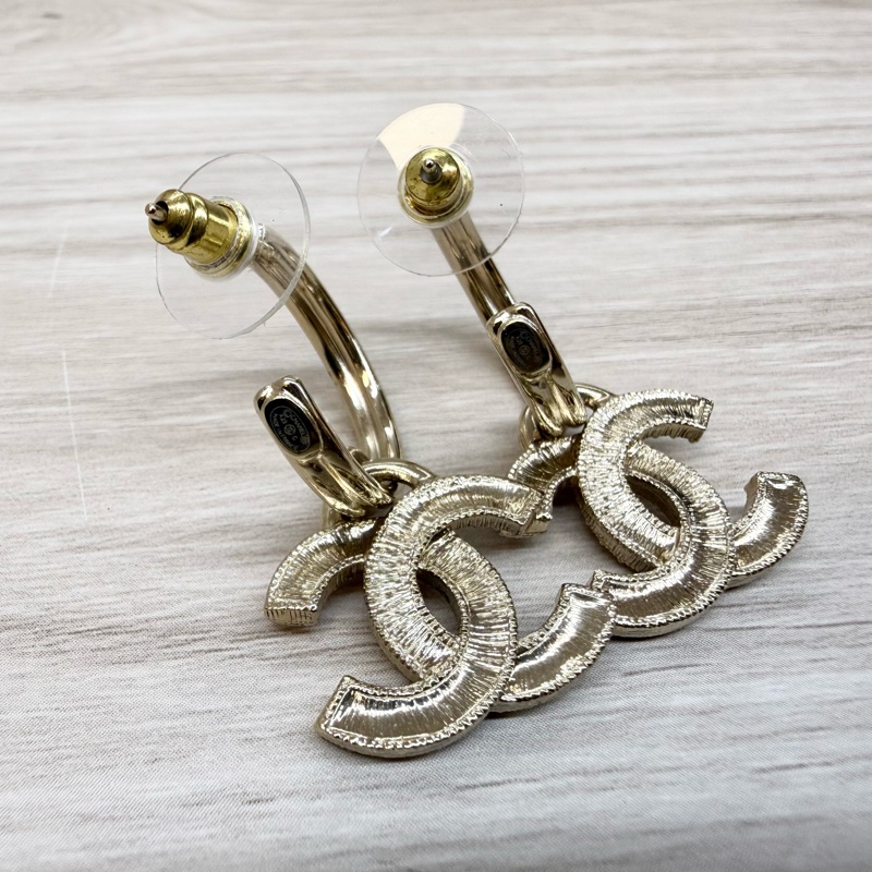 CHANEL淡金拚彩鑽雙C半圓垂墜耳環AB9875-4