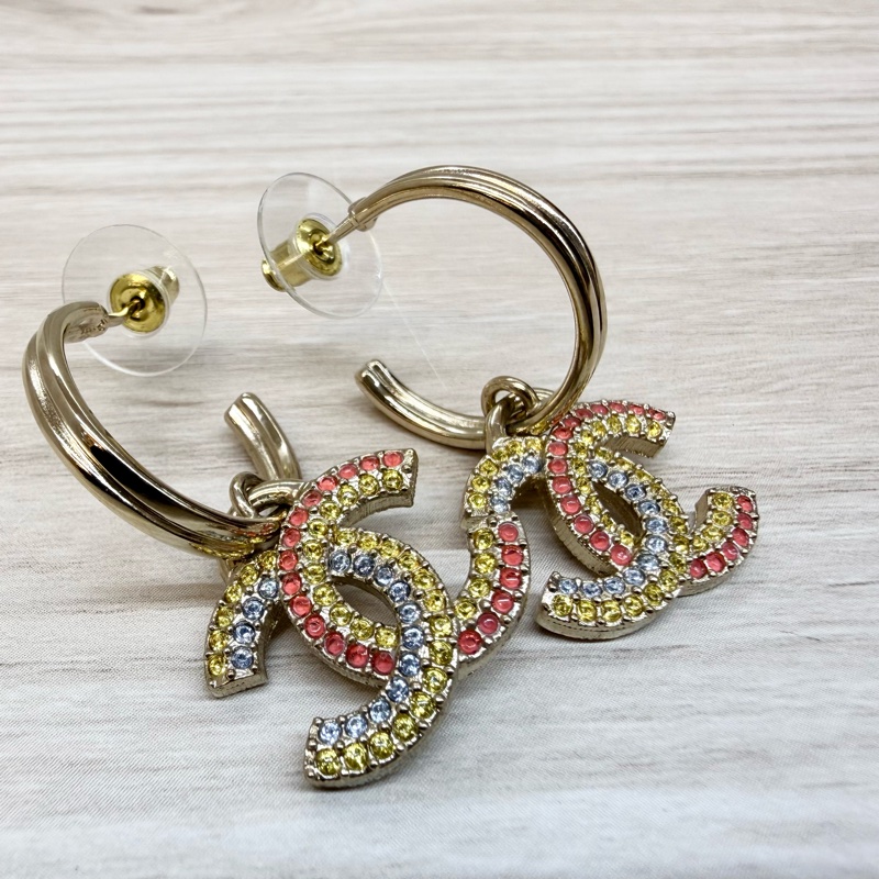 CHANEL淡金拚彩鑽雙C半圓垂墜耳環AB9875-5
