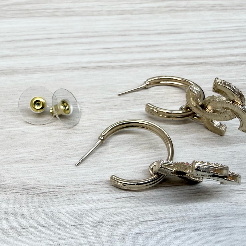 CHANEL淡金拚彩鑽雙C半圓垂墜耳環AB9875-6