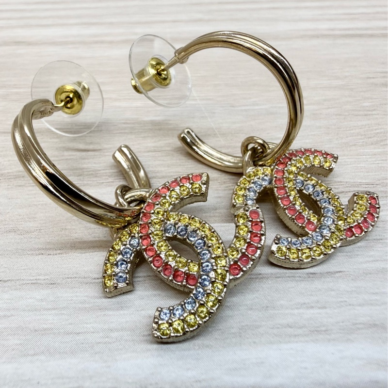 CHANEL淡金拚彩鑽雙C半圓垂墜耳環AB9875-7