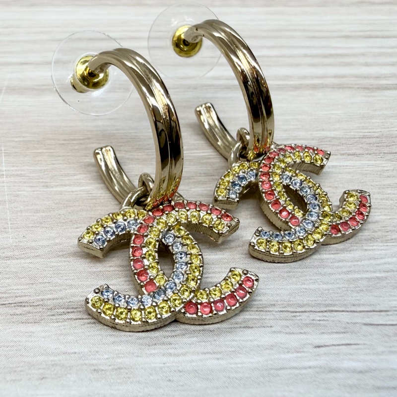 CHANEL淡金拚彩鑽雙C半圓垂墜耳環AB9875-9