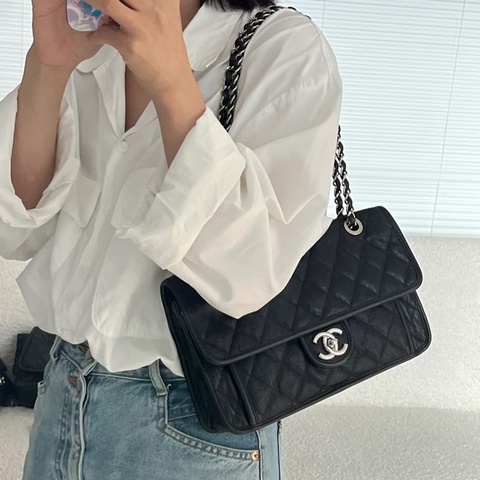 ✨Chanel 黑銀荔枝皮機場包 容量大 超級酷😎