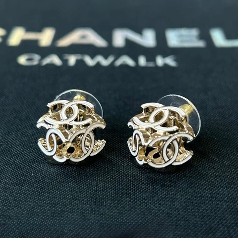 Chanel淡金琺瑯立體雙C耳環