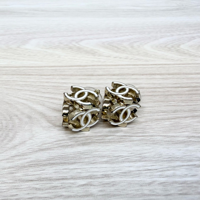 Chanel淡金琺瑯立體雙C耳環-1