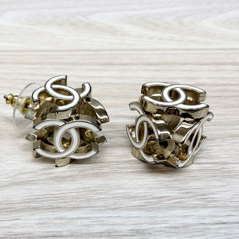 Chanel淡金琺瑯立體雙C耳環-10