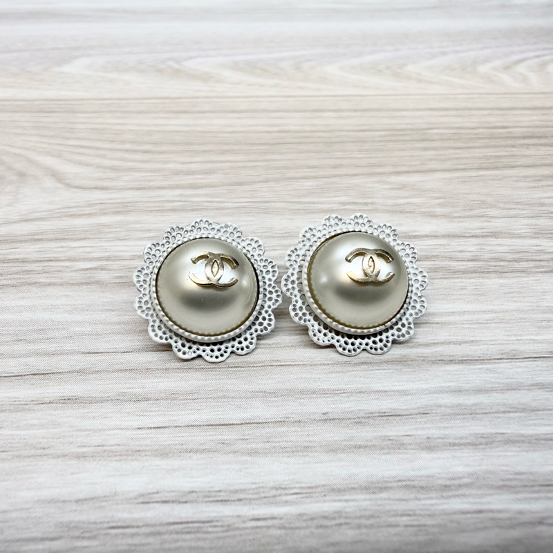 CHANEL珍珠雙C太陽花蕾絲耳環-1
