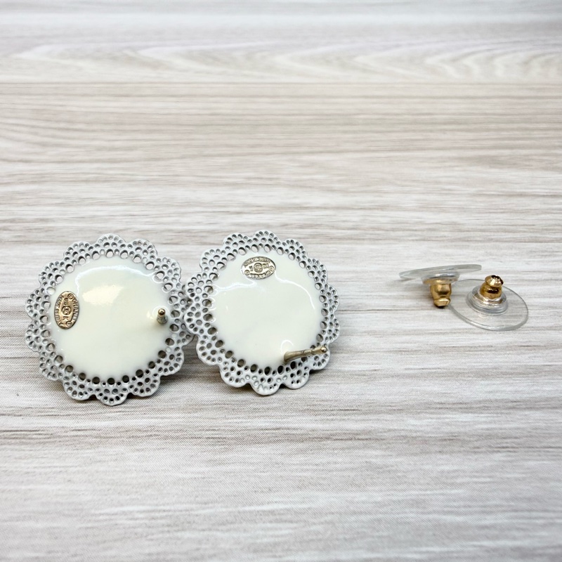 CHANEL珍珠雙C太陽花蕾絲耳環-3