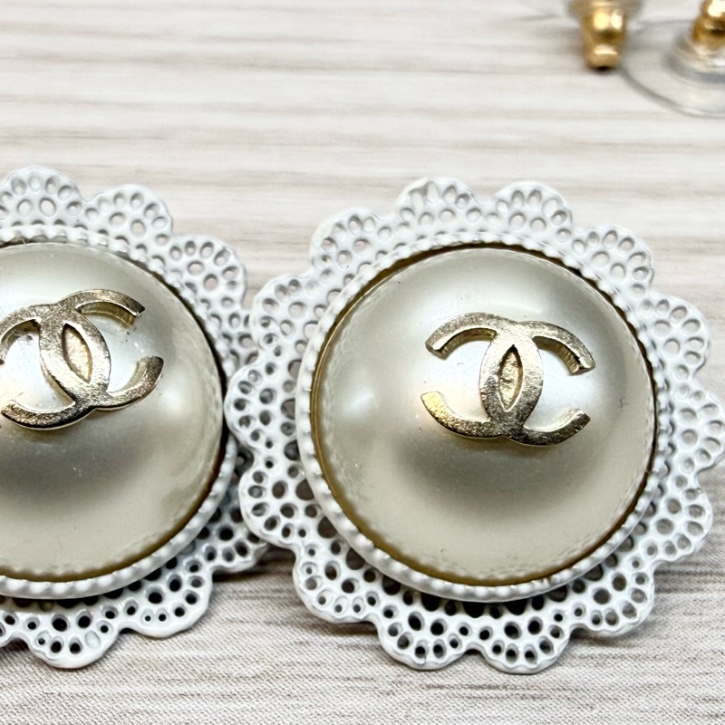 CHANEL珍珠雙C太陽花蕾絲耳環-7