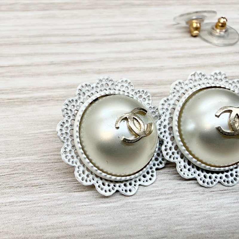 CHANEL珍珠雙C太陽花蕾絲耳環-8