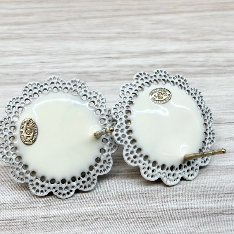 CHANEL珍珠雙C太陽花蕾絲耳環-9