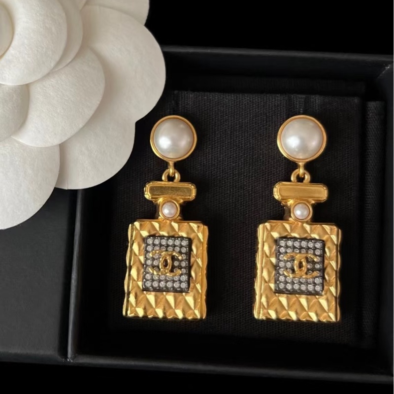 CHANEL金色雙C菱格香水瓶珍珠垂墜耳環AB4391-1