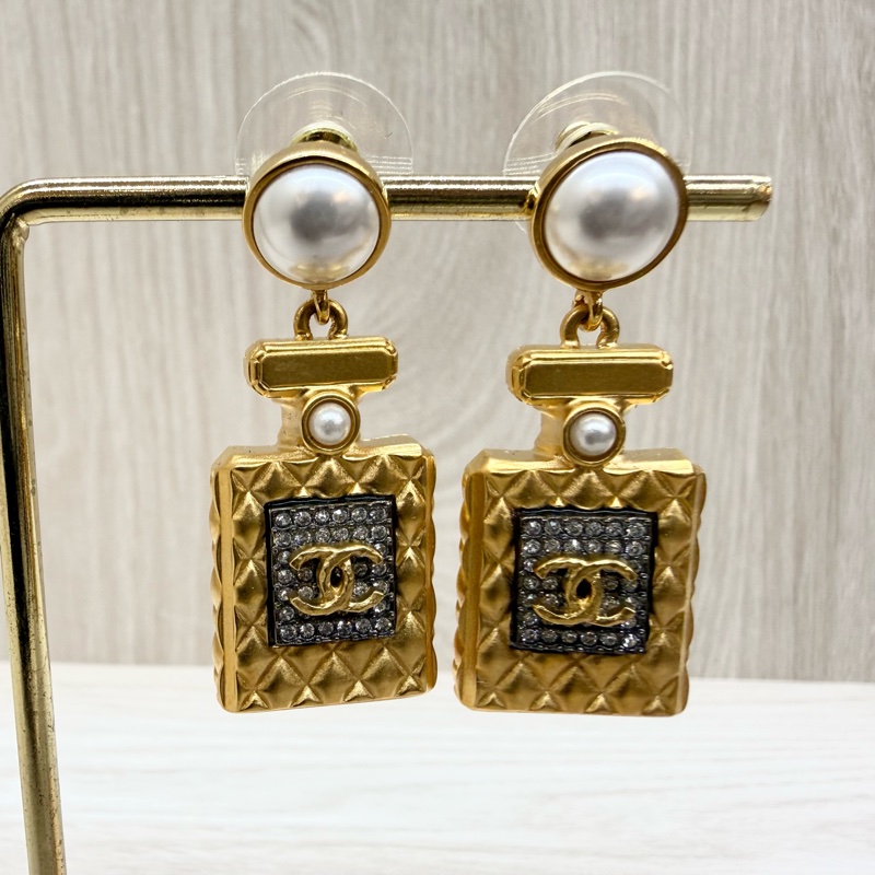 CHANEL金色雙C菱格香水瓶珍珠垂墜耳環AB4391-2
