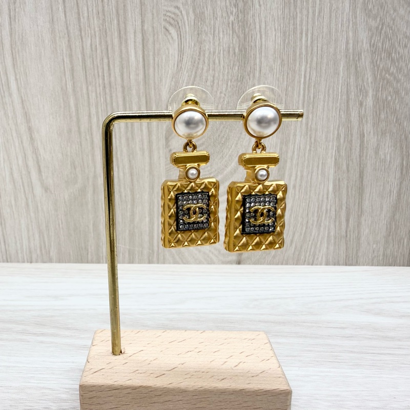 CHANEL金色雙C菱格香水瓶珍珠垂墜耳環AB4391-3