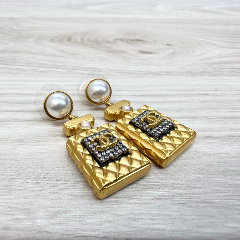 CHANEL金色雙C菱格香水瓶珍珠垂墜耳環AB4391-5