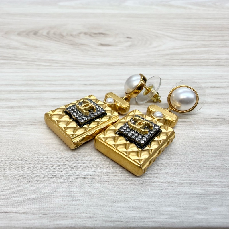 CHANEL金色雙C菱格香水瓶珍珠垂墜耳環AB4391-6