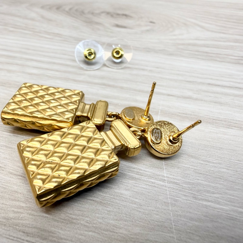 CHANEL金色雙C菱格香水瓶珍珠垂墜耳環AB4391-9