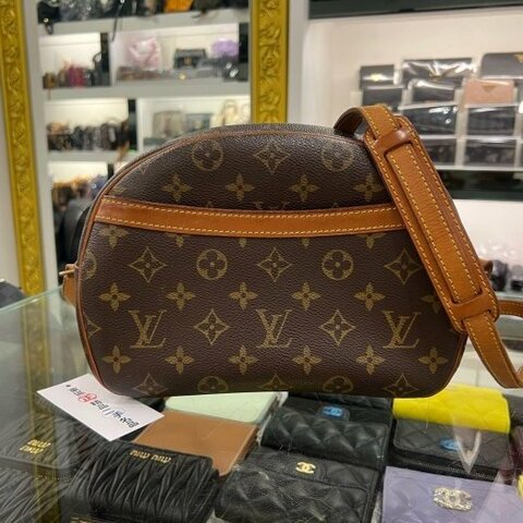 東區正精品㊣LOUIS VUITTON LV M51221 字紋前口袋拉鍊斜背包蘋果包柏芝包 RZ6391