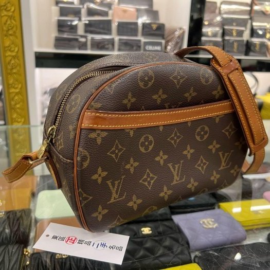 東區正精品㊣LOUIS VUITTON LV M51221 字紋前口袋拉鍊斜背包蘋果包柏芝包 RZ6391-1