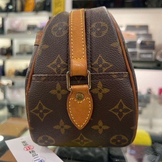 東區正精品㊣LOUIS VUITTON LV M51221 字紋前口袋拉鍊斜背包蘋果包柏芝包 RZ6391-2