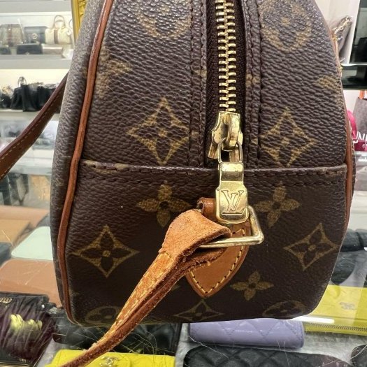 東區正精品㊣LOUIS VUITTON LV M51221 字紋前口袋拉鍊斜背包蘋果包柏芝包 RZ6391-3