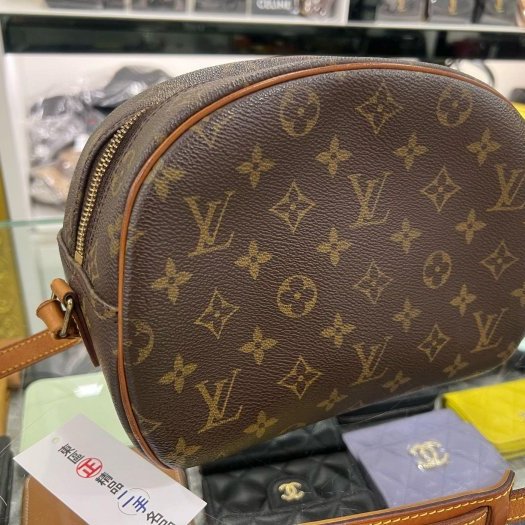 東區正精品㊣LOUIS VUITTON LV M51221 字紋前口袋拉鍊斜背包蘋果包柏芝包 RZ6391-8