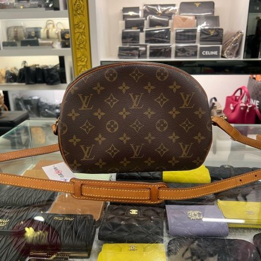 東區正精品㊣LOUIS VUITTON LV M51221 字紋前口袋拉鍊斜背包蘋果包柏芝包 RZ6391-9