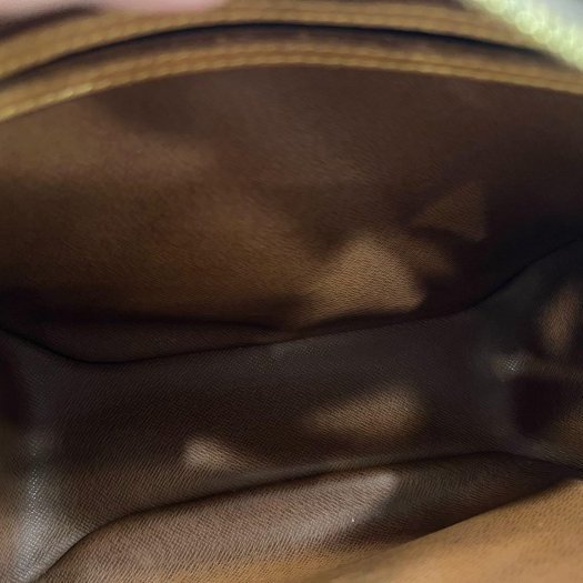 東區正精品㊣LOUIS VUITTON LV M51221 字紋前口袋拉鍊斜背包蘋果包柏芝包 RZ6391-11