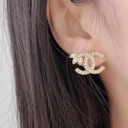 莉亞精品♡ Chanel 葉子水鑽耳針二手美品-1